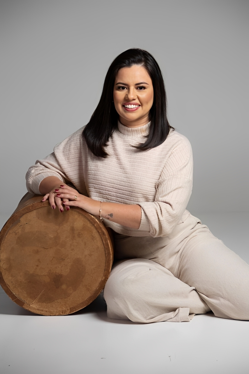 Psicóloga Simony Pinheiro sorrindo, especialista em saúde mental